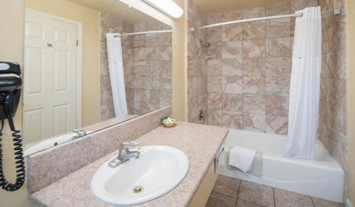 Rose Garden Inn - San Jose Airport Стая снимка